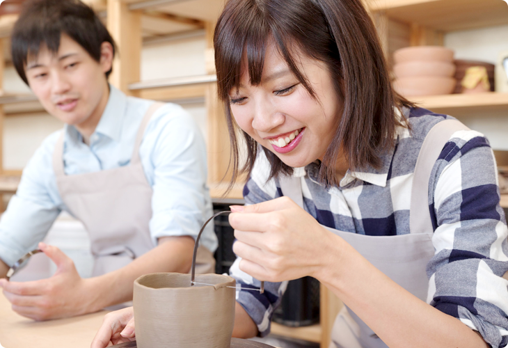 器の形を整える様子